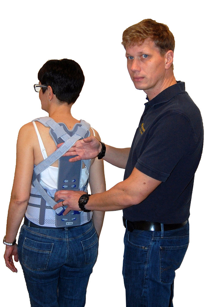 Orthopädietechnikmeister Ralph Schnoor passt eine Spinova Osteo Orthese an. Orthopädietechnikmeister Ralph Schnoor passt eine Spinova Osteo Orthese an.