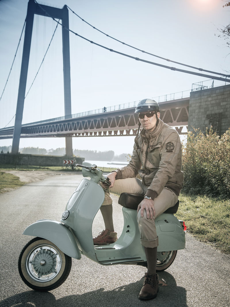 Rollerfahrer mit Kompressionsstrumpf Rollerfahrer mit Kompressionsstrumpf